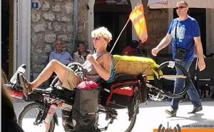 Turista na zanimljivom trotočkašu tražio društvo za čaj