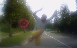 Nevjerovatan pokušaj lažiranja nesreće zabilježen kamerom