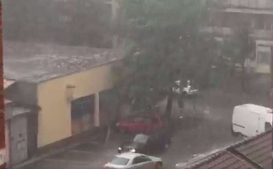 Jako nevrijeme pogodilo Bihać, obilna kiša i grad izazvali probleme