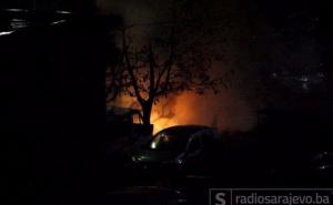 Požar u sarajevskom naselju Pofalići: Zapalio se automobil
