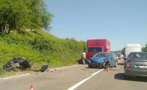 U sudaru kamiona i automobila teško povrijeđene dvije osobe