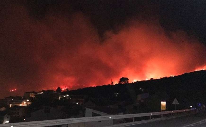 Veliki šumski požar na makarskom području: Evakuisani mještani i turisti