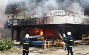 Požar u centru Mostara, izgorio objekt bivšeg salona namještaja