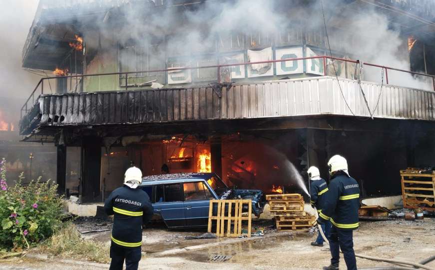 Požar u centru Mostara, izgorio objekt bivšeg salona namještaja