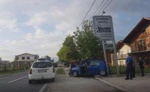 U sudaru dva automobila povrijeđene tri osobe