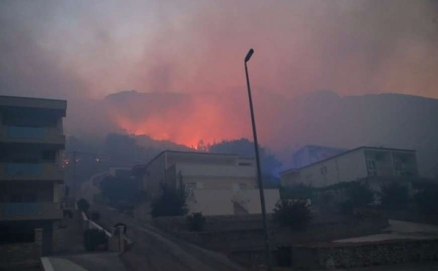 Požar u Tučepima širi se prema Makarskoj, u pomoć stiže i vojska