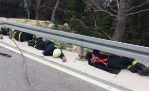 Usnuli heroji: Izmoreni vatrogasci nakon intervencije zaspali na cesti
