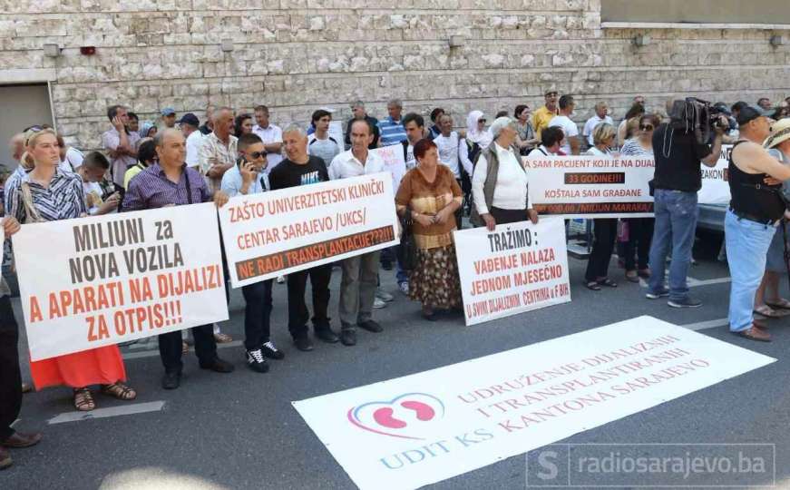 Dijalizni pacijenti na protestima ispred Parlamenta FBiH: Tražimo hitne promjene