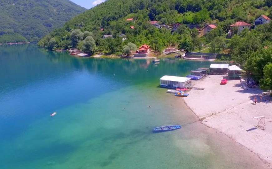 Prvi dan ljeta i prvi kupači na Jablaničkom jezeru 