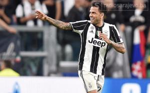 Stara dama pušta Alvesa godinu dana prije isteka ugovora