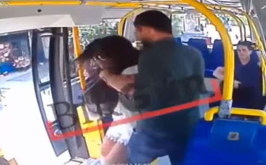 Tukao ženu u autobusu jer je za vrijeme ramazana nosila prekratku suknju