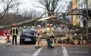 Dvoje mrtvih, otkazani mnogobrojni letovi zbog jakih oluja