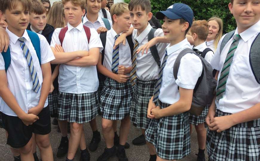 Škola zabranila dječacima da zbog vrućina nose kratke hlače