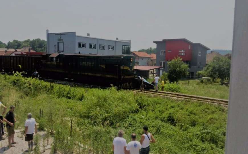 Težak sudar voza i automobila u Lukavcu: Povrijeđene četiri osobe