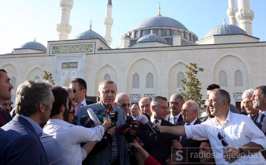 Erdoganu pozlilo tokom klanjanja bajram-namaza