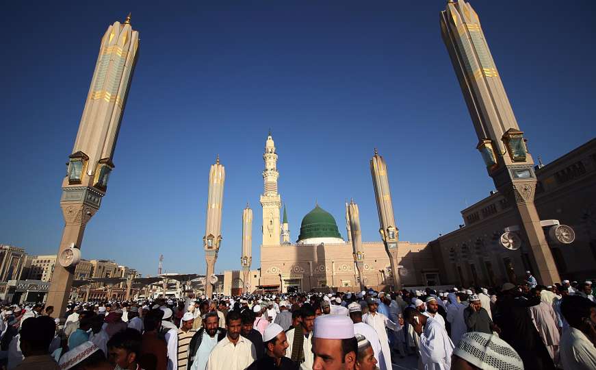 Hiljade vjernika dočekalo Bajram u Poslanikovoj džamiji u Medini