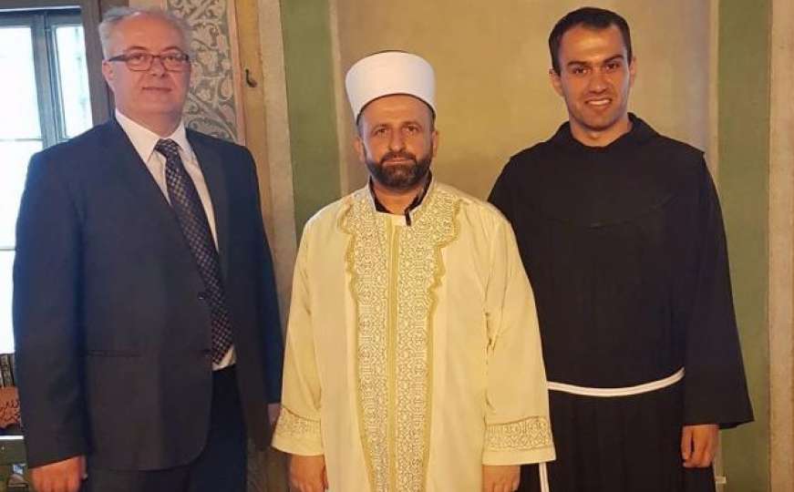 Poruke mira i suživota: Katolički svećenik dočekao Bajram sa vjernicima u Travniku