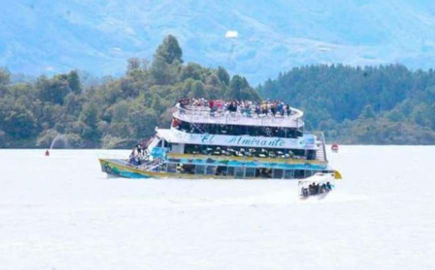 Potonula brodica s turistima, poginulo najmanje 6 ljudi