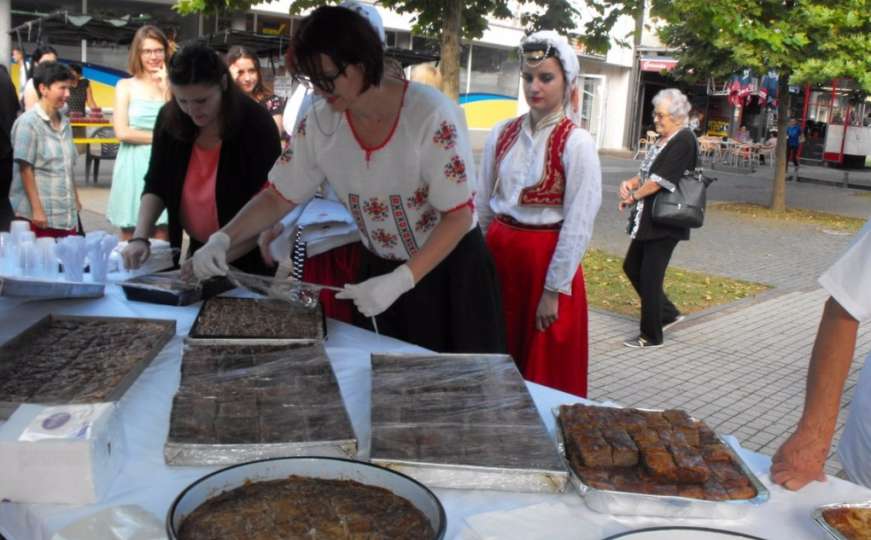 Bajram u Prijedoru: Baklava i limunada za građane na gradskom trgu