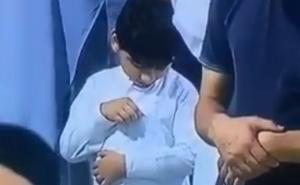 Dok je klanjao: Dječak provjerio bajramluk, pa se zadovoljno nasmiješio