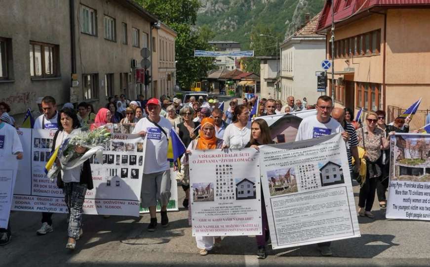 Obilježavanje 25. godišnjice "žive lomače": O kostima spaljenih grad šuti