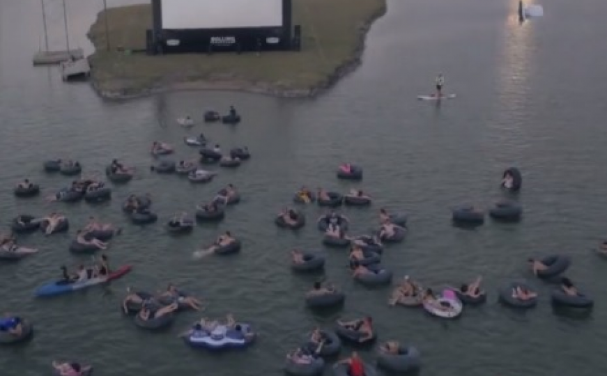 Kino kao avantura: Gledali kultni horor "Ralje" u vodi