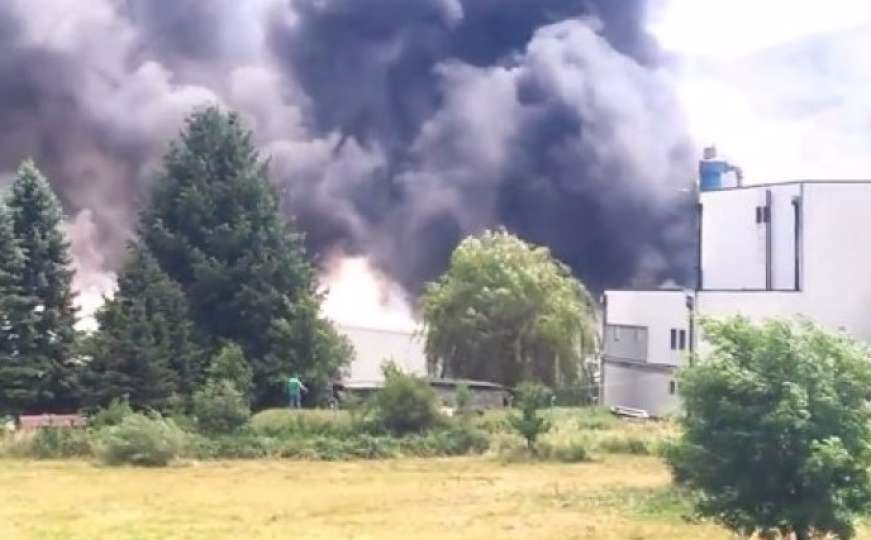 Požar u tvornici namještaja "Luxor", nekoliko radnika odvezeno u Hitnu