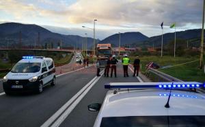 Četiri osobe povrijeđene u sudaru, automobil završio na krovu