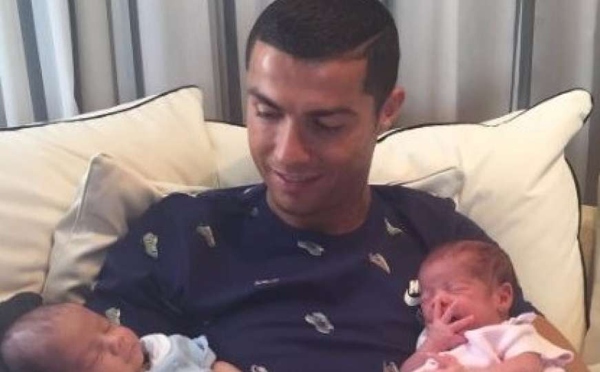 Ronaldo prvi put u javnosti pokazao blizance