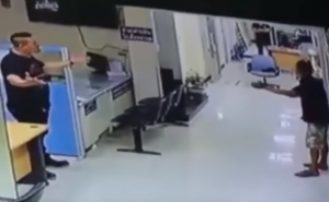 Nesvakidašnja reakcija policajca nakon što je u stanicu upao čovjek s nožem 