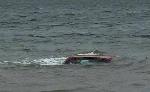 Golf sletio u more, kupači izvukli vozača