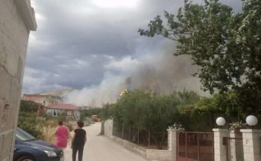 Veliki požar kod Trogira, počela evakuacija turista