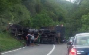 Prevrnuo se kamion kod Srednjeg: Saobraćaj potpuno obustavljen