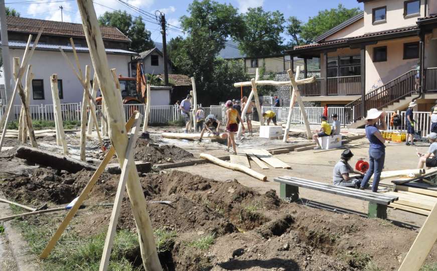 Učenici iz Njemačke počeli izgradnju dječijeg igrališta na Vratniku