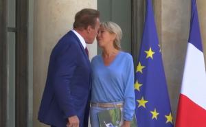 Poslije flerta sa Schwarzeneggerom: Prva dama Francuske zablistala na modnoj reviji