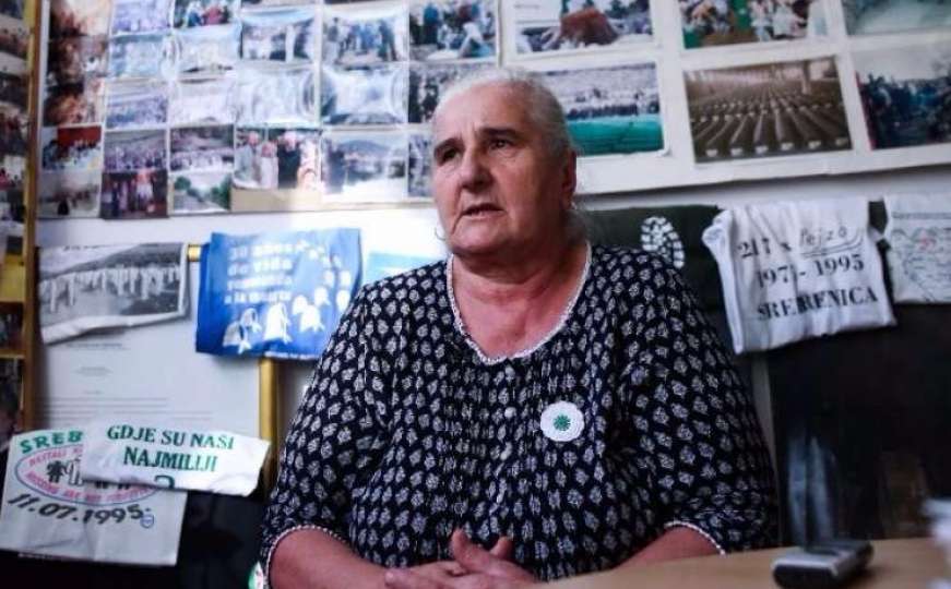 Ispred prostorija Udruženja "Majke Srebrenice" kamenovana Munira Subašić 