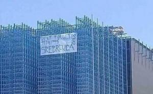 Na zgradi u Meksiku transparent: Don't forget Srebrenica