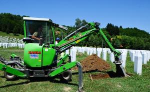 Sve spremno za kolektivnu dženazu, u Potočarima počelo kopanje mezara