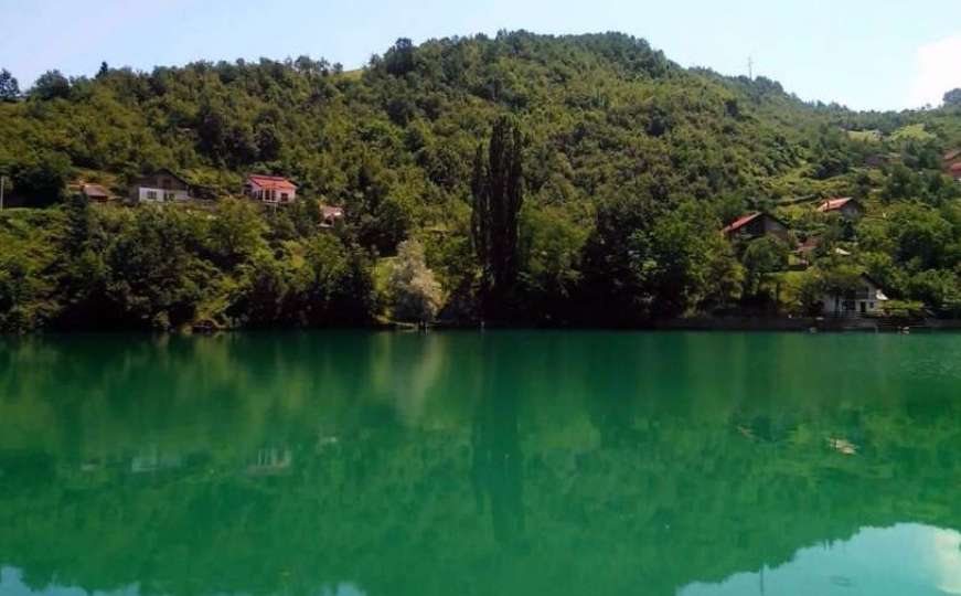 U Jablaničkom jezeru se pojavile dvije naftne mrlje