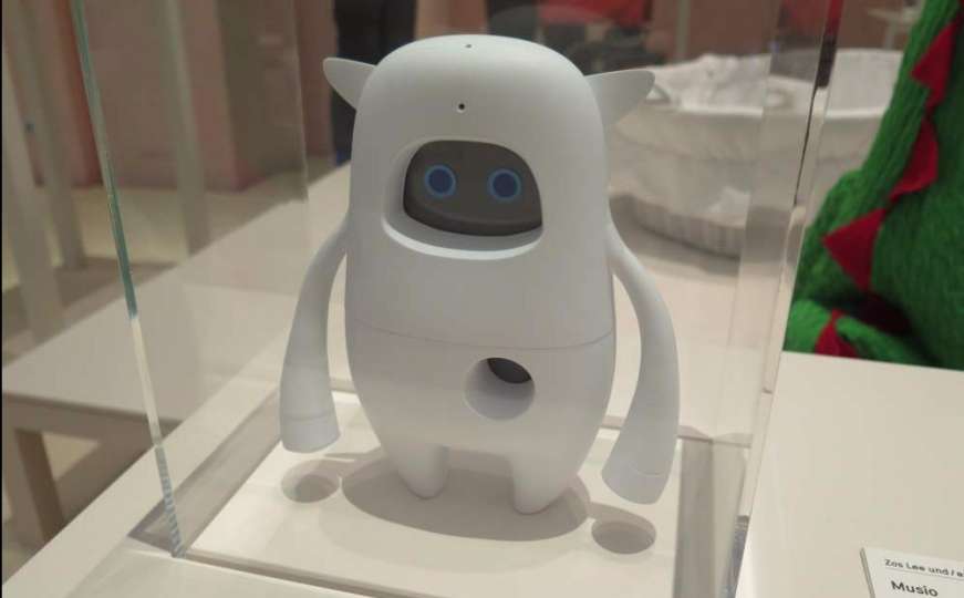 Učesnici GEN samita na izložbi "Hello Robot, dizajn između čovjeka i mašine"