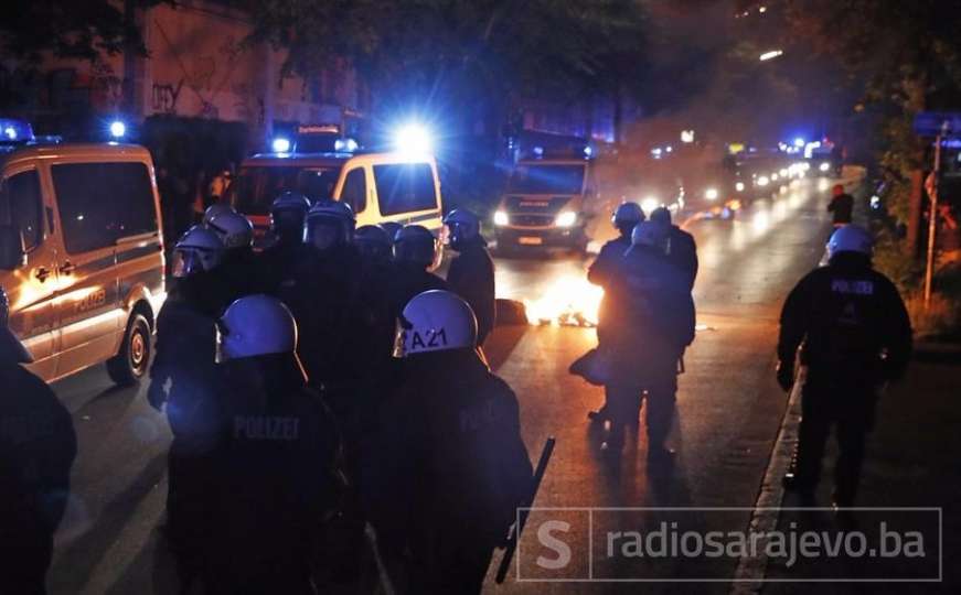Demonstranti bacali boce, kamenje i petarde, povrijeđeno 76 policajaca