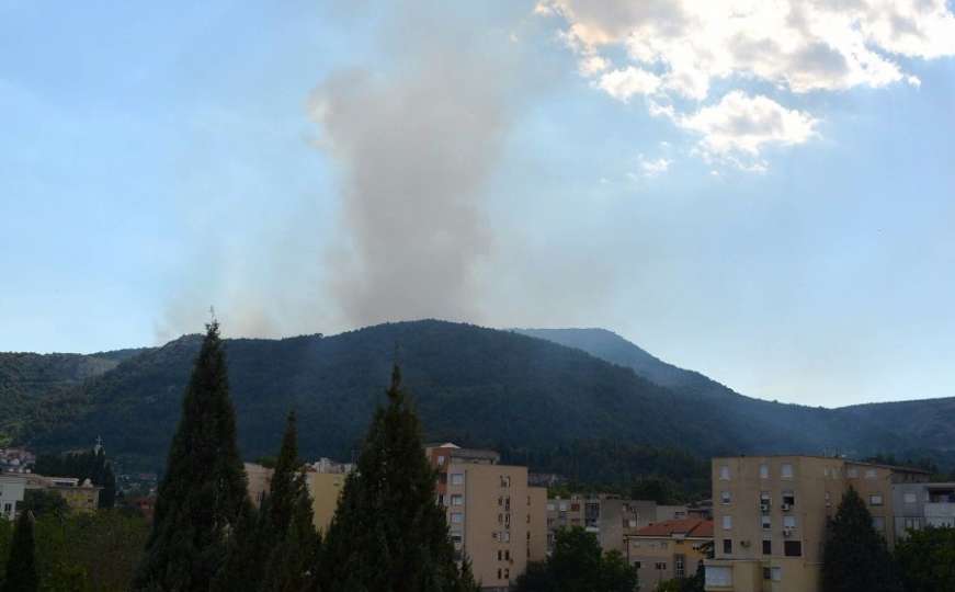 Bjesni požar u blizini Mostara: Gusti dim se nadvio nad gradom
