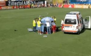 Užas na utakmici Ajaxa: Igrač se srušio nasred terena, spašavali ga helikopterom
