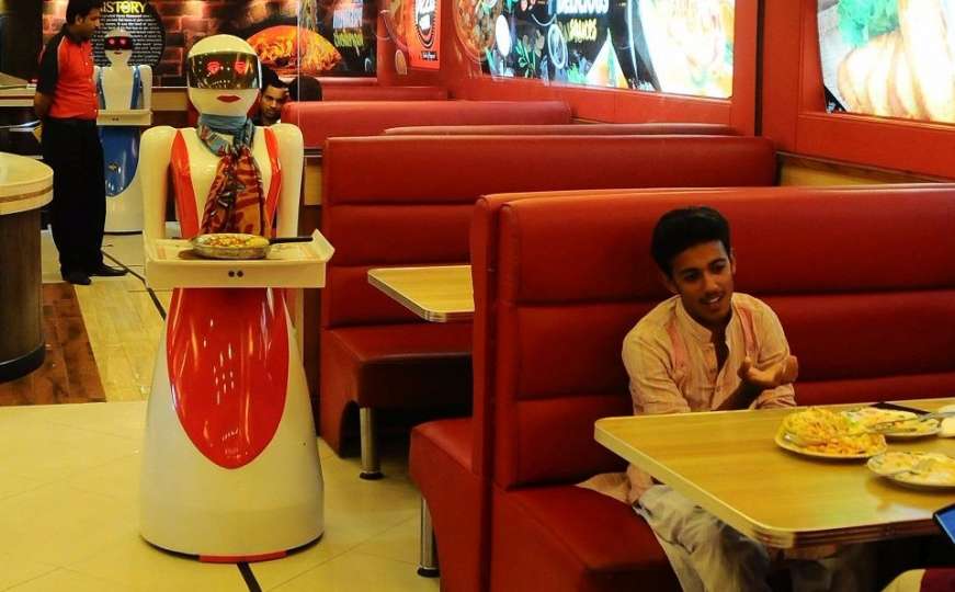 Nema dlaka da padne: Roboti rade kao konobari u restoranu
