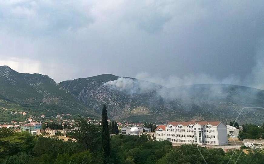 Grom izazvao požar na brdu Orlac iznad Mostara