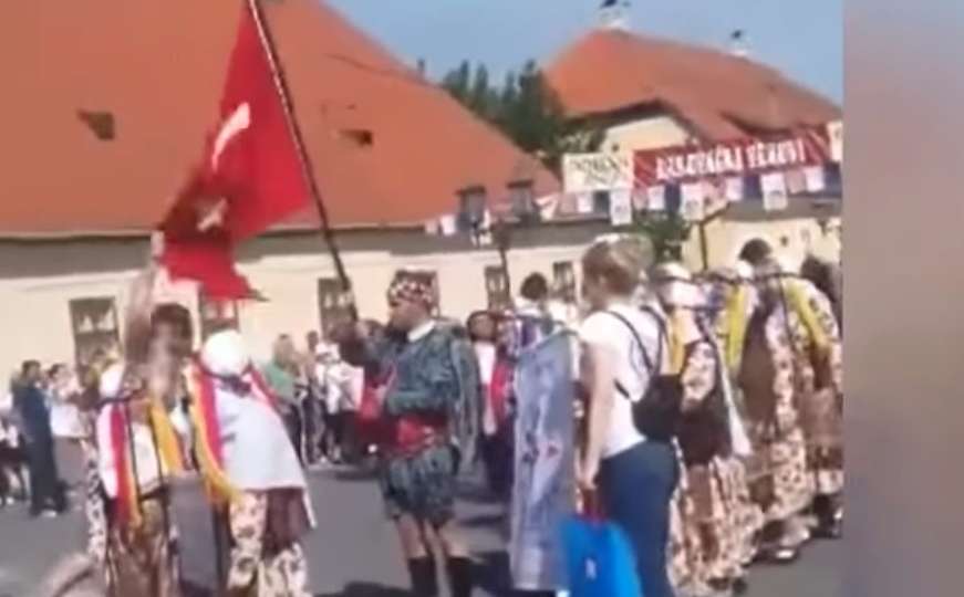 Đakovo: Strgao tursku zastavu na smotri folklora, izvinjenje gradonačelnika
