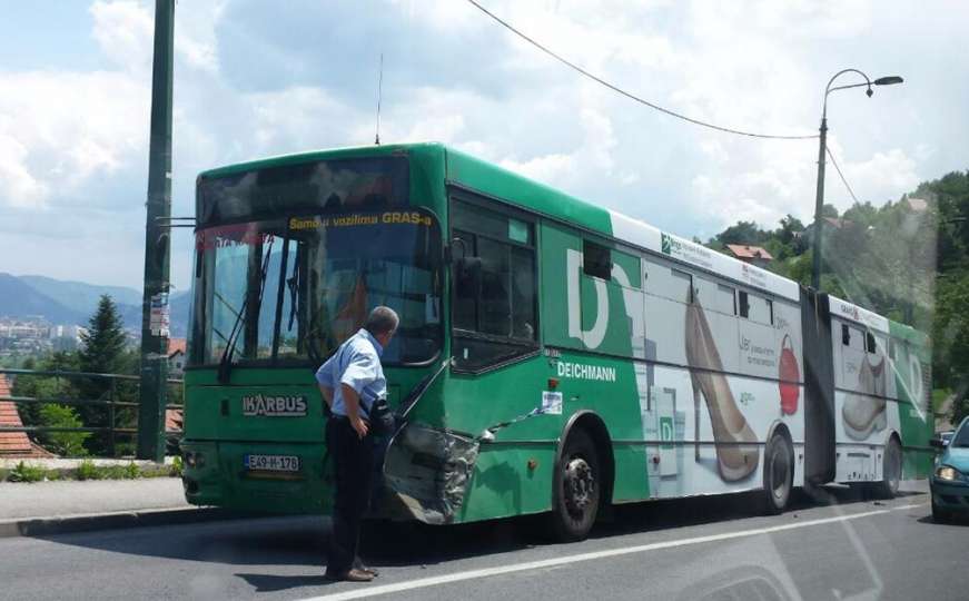 Vozač Centrotransa razbio šoferšajbu na GRAS-ovom autobusu