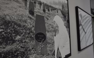 Otvorene izložbe potresnih fotografija o genocidu u Srebrenici
