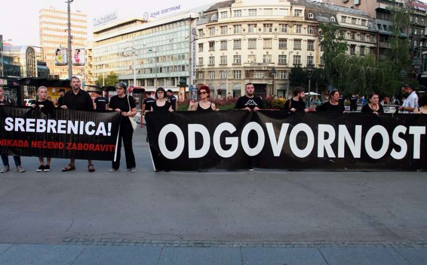 Beograd: Žene u crnom odale počast žrtvama genocida u Srebrenici