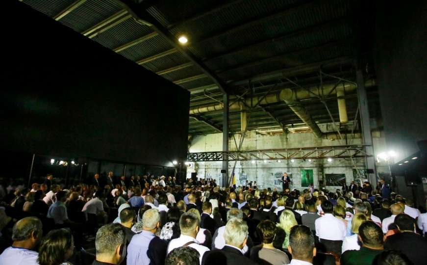 Uz himnu, Fatihu i minutu šutnje počela komemoracija u Potočarima